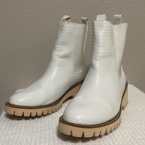 COCONUTS by MATISSE  Women’s White Chelsea Boots Size 9.5M Snake Embossed Vegan - Picture 6 of 7